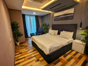 Gold Crest Mall 3 Bedroom Grand Suite